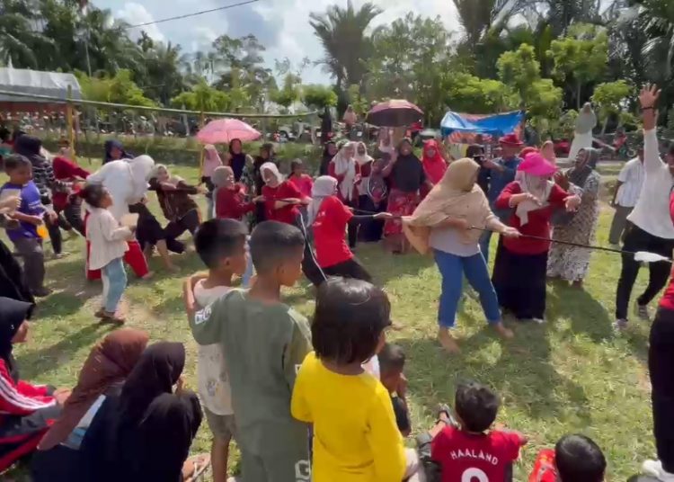 Antusiasme masyarakat Gampong Blang Geudong dalam mengikuti lomba 17 Agustus. Minggu (17/8/2025). | Foto:Ikhsan