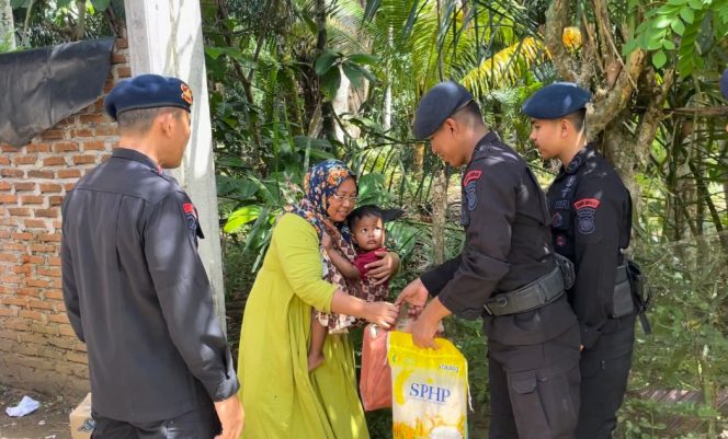 
					Peduli Sesama, Brimob Aceh Batalyon C Pelopor Ringankan Beban Warga Kurang Mampu