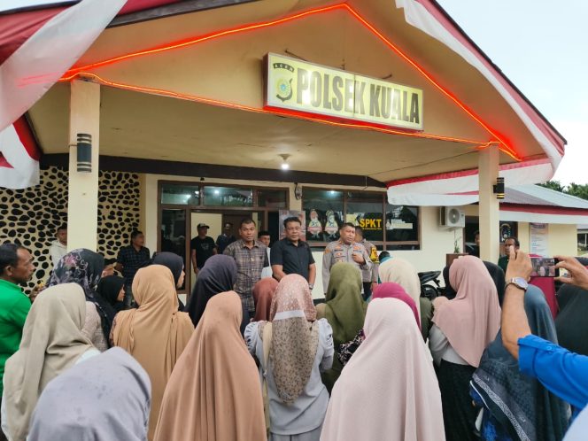 
					Ratusan Warga Datangi Mapolsek Kuala, Sigap Kasat Reskrim Nagan Raya Mediasi Massa Aksi