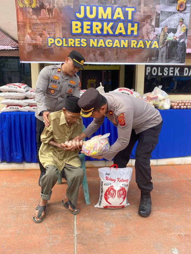 
					Polres Nagan Raya Gelar Jum’at Berkah, Kali ini Berbagi Kebahagiaan dengan Masyarakat di Mapolsek Darul Makmur 