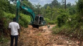 PUPR Aceh Barat Tangani Jalan Ie Sayang – Alue Keumuneng, kecamatan Woyla Timur, Senin (24/11/2025) foto/dok PUPR
