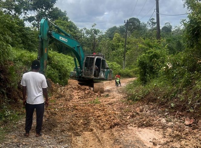 
					PUPR Aceh Barat Tangani Jalan Ie Sayang – Alue Keumuneng, kecamatan Woyla Timur, Senin (24/11/2025) foto/dok PUPR
