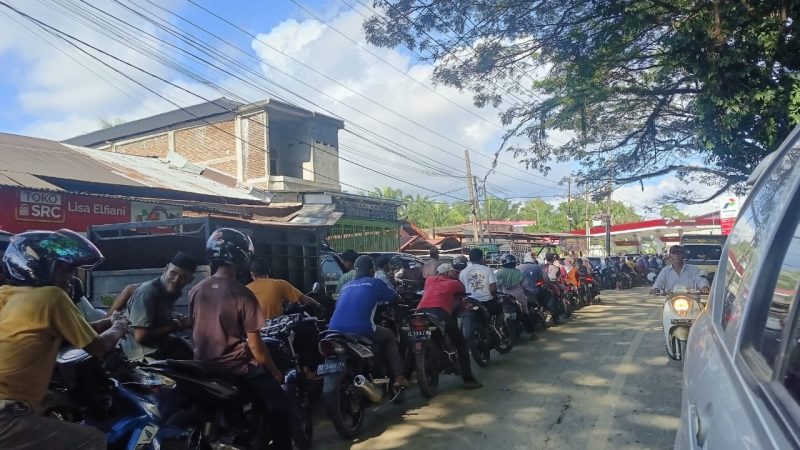 Pasca Banjir di Darul Makmur, Antrian Tampak “Mengular” di Dua SPBU