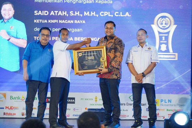 
					Said Atah Terima Penghargaan Tokoh Pemuda Berpengaruh di Malam Penganugerahan Satu Dekade PWI Nagan Raya