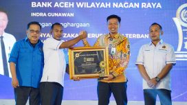 Pimpinan Bank Aceh Cabang Jeuram Raih Penghargaan “Penyalur Zakat Perusahaan Terbanyak” dari PWI Nagan Raya. Rabu, 5/11/2025 . | Foto : Ikhsan
