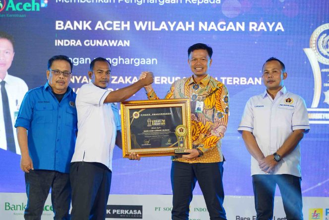 
					Pimpinan Bank Aceh Cabang Jeuram Raih Penghargaan “Penyalur Zakat Perusahaan Terbanyak” dari PWI Nagan Raya. Rabu, 5/11/2025 . | Foto : Ikhsan