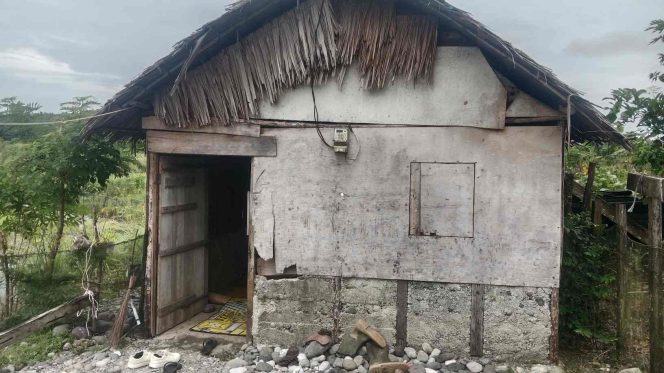 
					Tampak Depan Rumah Pasutri di Nagan Raya Tinggal di Rumah Tak Layak Huni Selama 8 Tahun. Kamis (13/11/2025). | Foto: Ikhsan