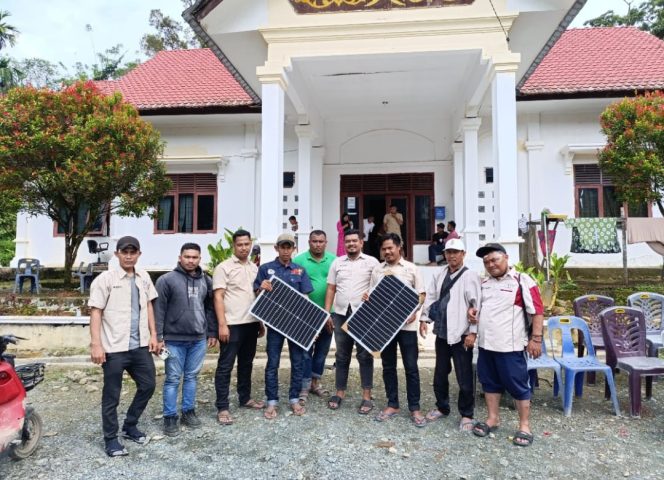
					Bentuk Kepedulian, SWI Aceh Barat Serahkan Panel Surya Kepada Anggota Terdampak Banjir Bandang