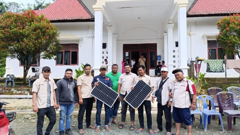 Bentuk Kepedulian, SWI Aceh Barat Serahkan Panel Surya Kepada Anggota Terdampak Banjir Bandang