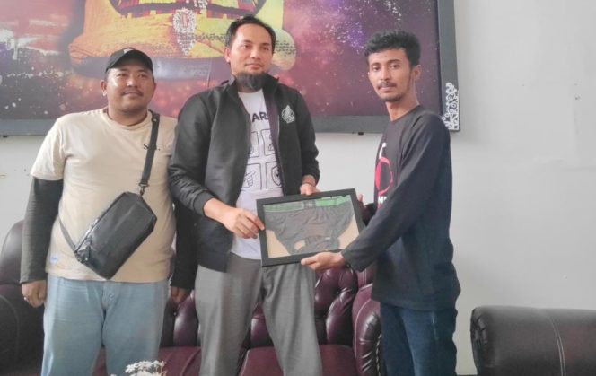 
					Warga Aceh Barat Beri Penghargaan Bingkai Celana Dalam Bentuk Kekecewaan Terhadap PLN UP3 Meulaboh