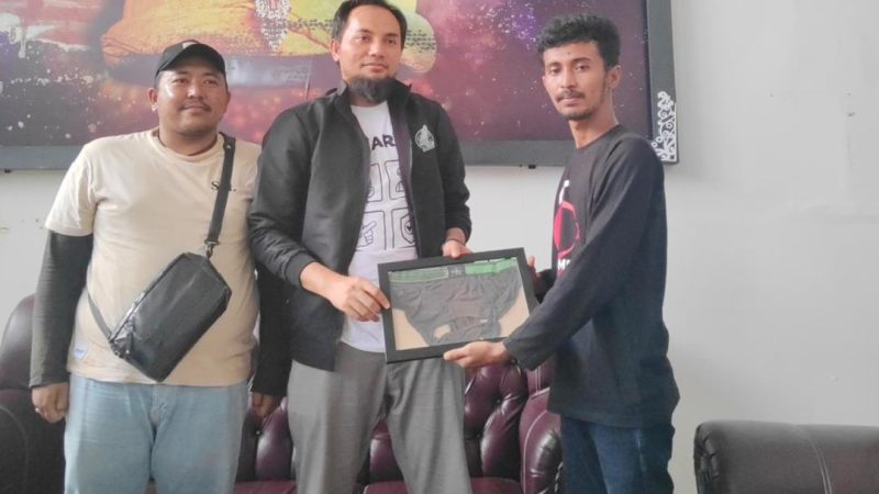 Warga Aceh Barat Beri Penghargaan Bingkai Celana Dalam Bentuk Kekecewaan Terhadap PLN UP3 Meulaboh