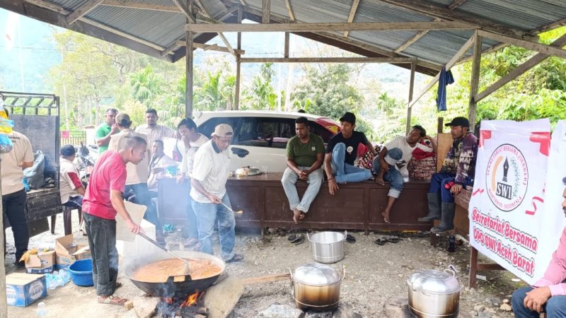 SWI Aceh Barat Hadirkan Secercah Harapan Lewat Dapur Umum Kuah Belangong Untuk Korban Banjir Beutong Ateuh Banggalang