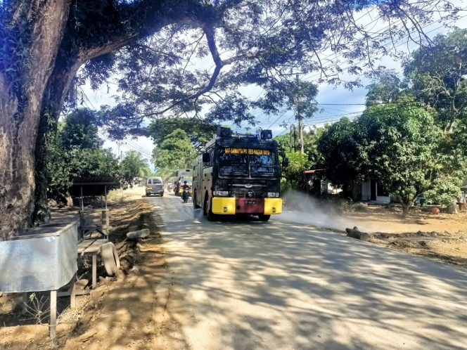 
					Debu Tebal Pascabanjir, Polres Nagan Raya Kerahkan Water Canon di Jalur Meulaboh–Tapak Tuan