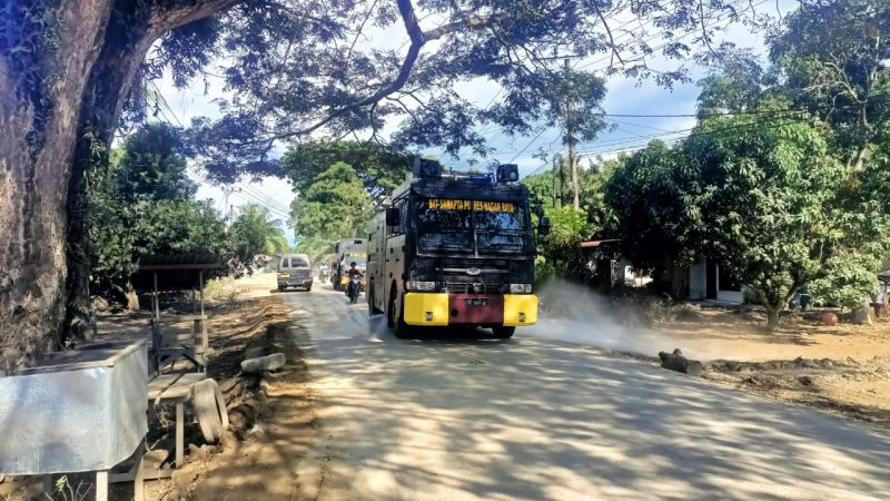 Debu Tebal Pascabanjir, Polres Nagan Raya Kerahkan Water Canon di Jalur Meulaboh–Tapak Tuan