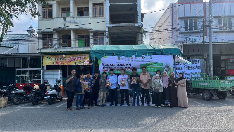 Pejabat UIN Ar-Raniry Banda Aceh antar pengurus Ormawa  dalam aksi kemanusiaan