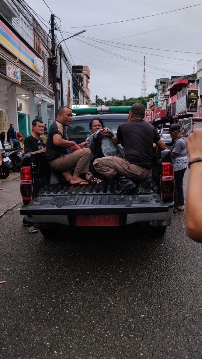 
					Tanpa Identitas, Camat Tapaktuan dan Tim Satpol PP Kembali Antar ODGJ ini ke RSUD Yuliddin Away
