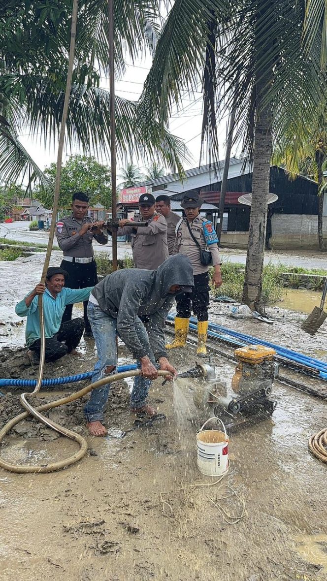 
					Polres Nagan Raya Gelar Pembersihan Material Banjir dan Bangun Sumur Bor di TPA Babul Jannah