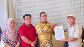 Camat Seunagan Timur saat menyerahkan surat pemberhentian aktivitas kepada pihak perusahaan PT Mon Jambe. | Foto:ist