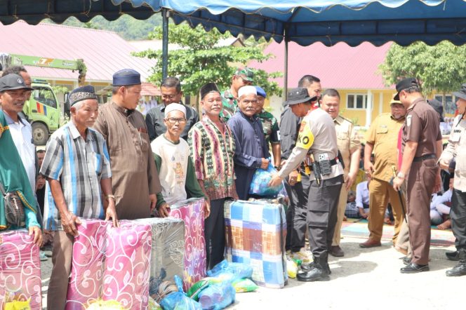 
					Semangat Gotong Royong, Kapolda Aceh Serahkan 300 Kasur dan DTH untuk Korban Bencana di Ketambe