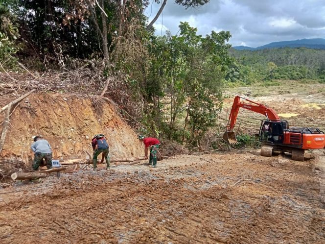 
					Pembukaan badan Jalan dan Pemasangan Pancang Kayu Jembatan Penyambung Terus Dipacu