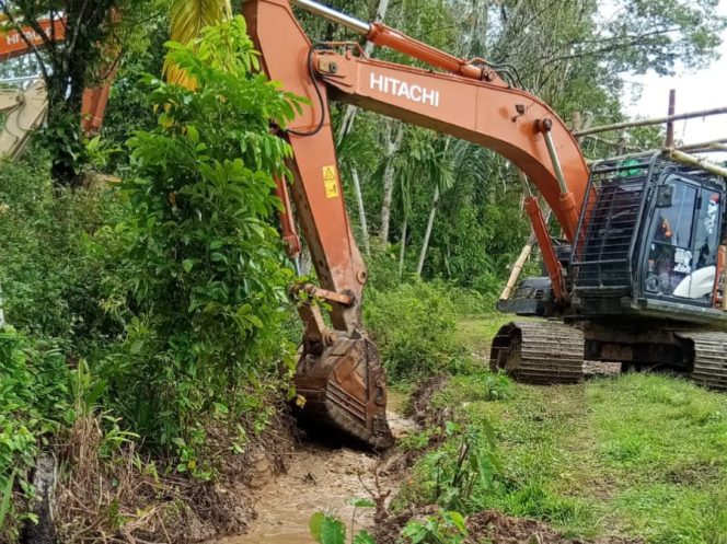 
					Tindaklanjuti Perintah Bupati TRK, Kadistanak Tuntaskan Penyumbatan Irigasi, Petani siap Kembali Turun ke Sawah