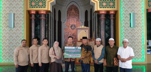 Bank Aceh Syariah Cabang Jeuram wakaf Al-Qur’an kepada Masjid Agung Baitul A'la. | Foto : ist