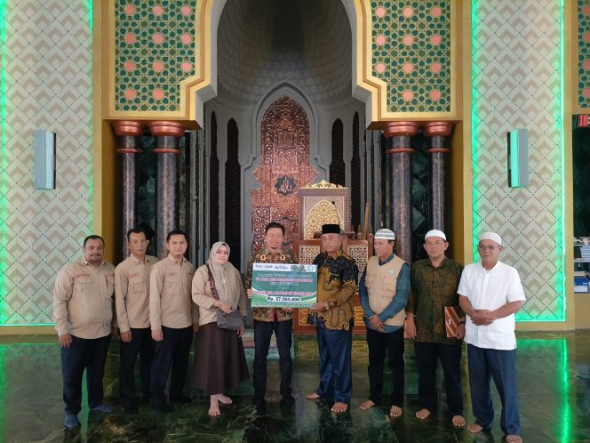 
					Bank Aceh Syariah Cabang Jeuram wakaf Al-Qur’an kepada Masjid Agung Baitul A'la. | Foto : ist