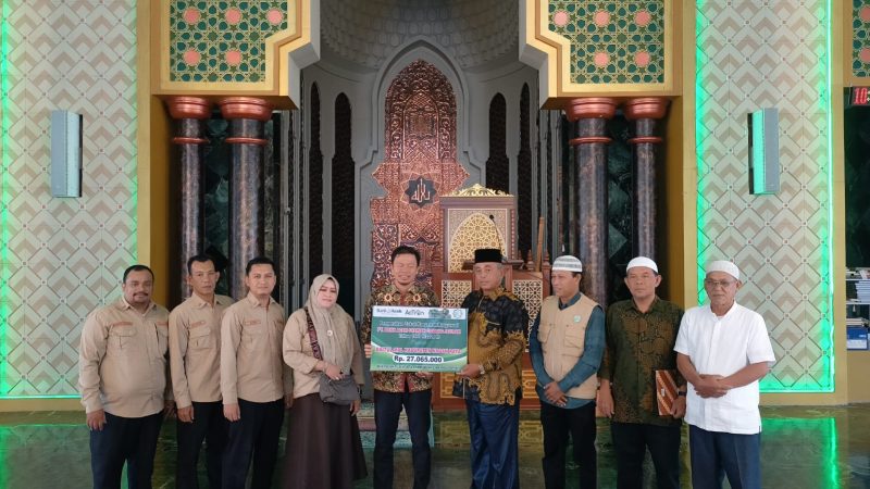 Bank Aceh Syariah Cabang Jeuram wakaf Al-Qur’an kepada Masjid Agung Baitul A'la. | Foto : ist
