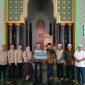 Bank Aceh Syariah Cabang Jeuram wakaf Al-Qur’an kepada Masjid Agung Baitul A'la. | Foto : ist