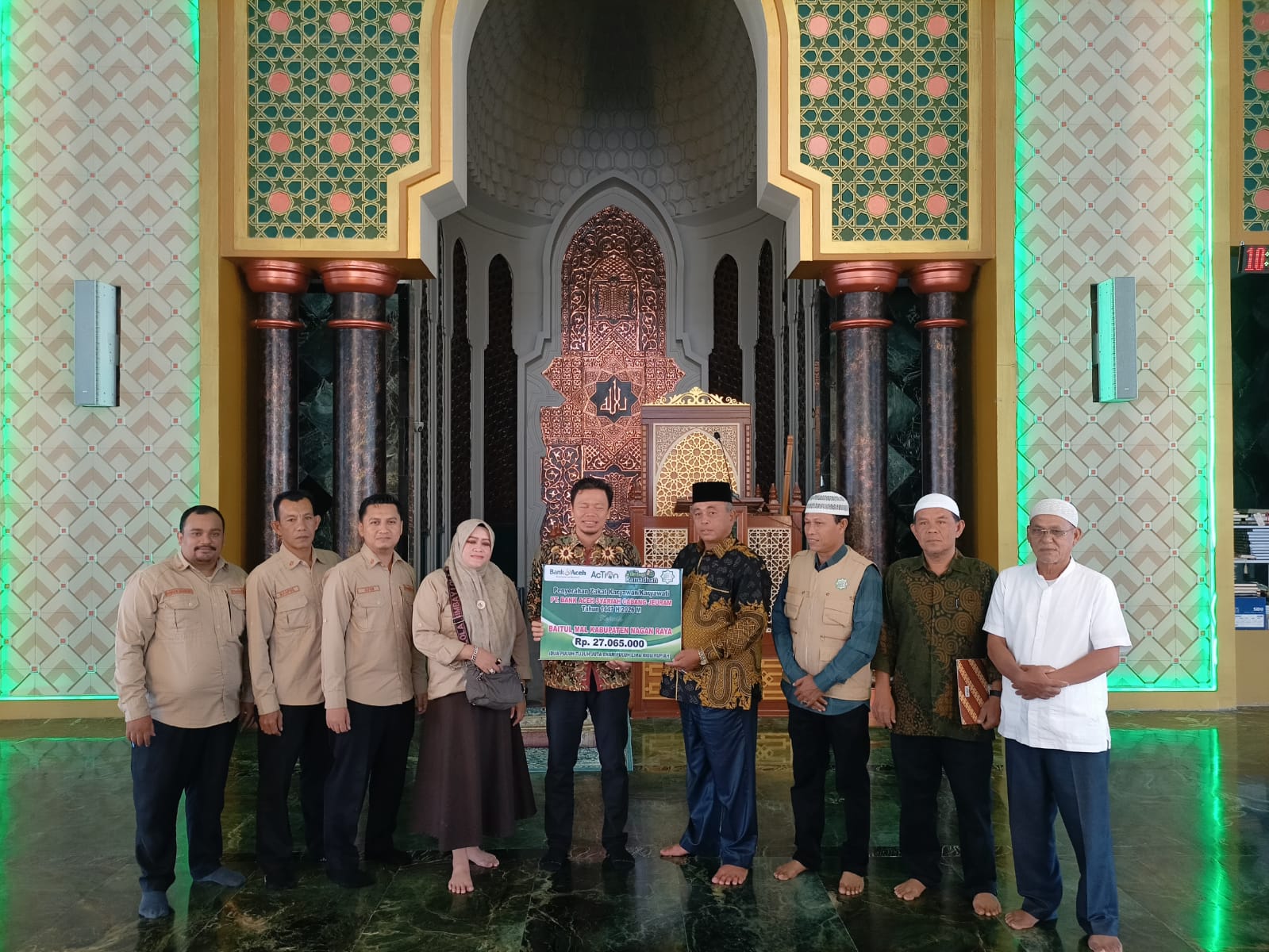 Bank Aceh Syariah Cabang Jeuram wakaf Al-Qur’an kepada Masjid Agung Baitul A'la. | Foto : ist