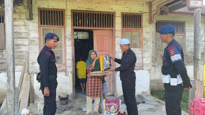 
					Brimob Polda Aceh Hadirkan Senyum Anak Yatim, Bagikan Baju Lebaran dan Sembako di Nagan Raya