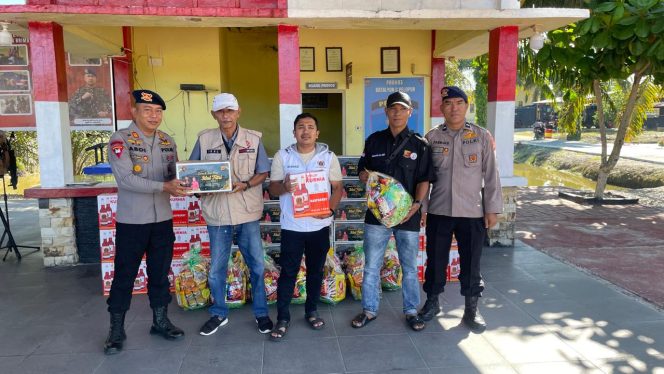 
					Bentuk Apresiasi untuk Mitra Media, Danyon C Pelopor Serahkan Paket Lebaran kepada Wartawan