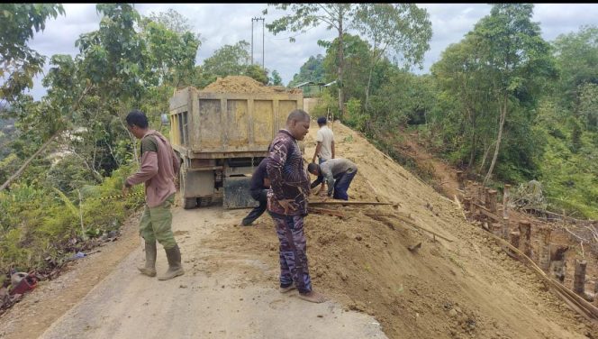 
					PUPR Aceh Barat Pulihkan Akses Jalan Longsor Lueng Baro