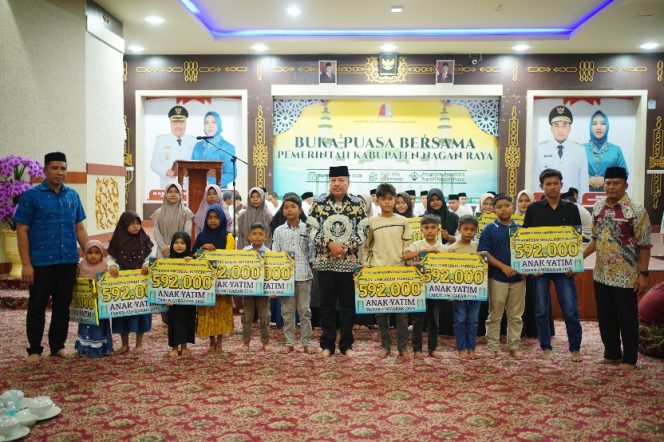 
					Bupati TRK Serahkan Bantuan Satu Miliar Lebih kepada 1.832 Anak Yatim di Nagan Raya