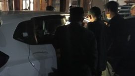 Petugas Amankan barang bukti satu unit mobil Jazz dari pelaku khalwat di Kantor Satpol-PP WH, Kabupaten Aceh Barat Selasa (14/4/2026) 