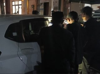 Petugas Amankan barang bukti satu unit mobil Jazz dari pelaku khalwat di Kantor Satpol-PP WH, Kabupaten Aceh Barat Selasa (14/4/2026) 