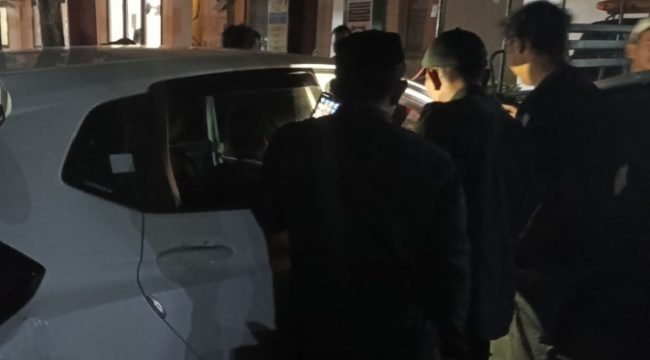 Petugas Amankan barang bukti satu unit mobil Jazz dari pelaku khalwat di Kantor Satpol-PP WH, Kabupaten Aceh Barat Selasa (14/4/2026) 