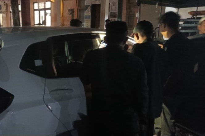 
					Petugas Amankan barang bukti satu unit mobil Jazz dari pelaku khalwat di Kantor Satpol-PP WH, Kabupaten Aceh Barat Selasa (14/4/2026) 