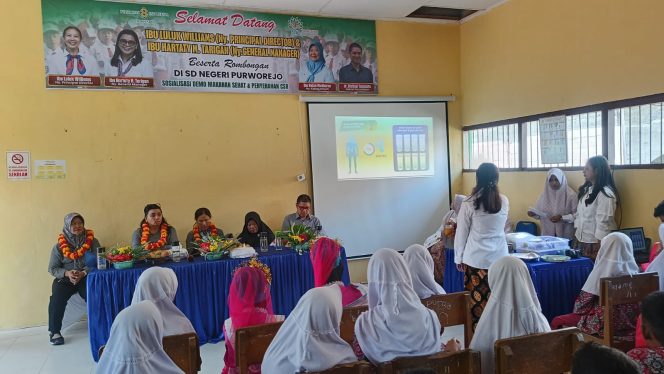 
					Rombongan Ny. Principal Director PT Socfindo Sosialisasi Makanan Sehat dan Salurkan CSR ke SD Negeri Purworejo 