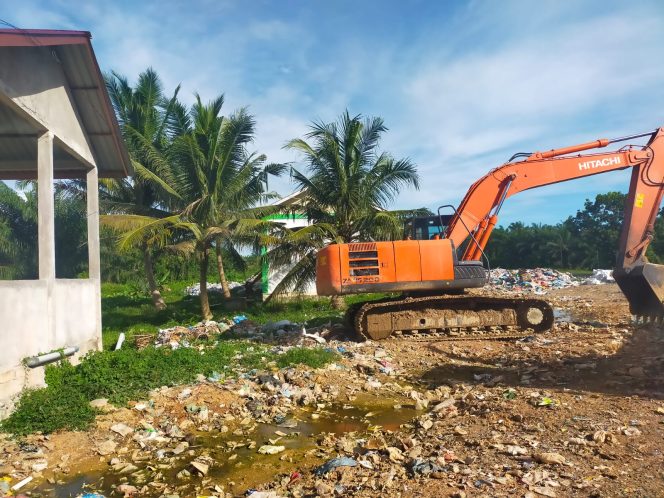
					Kadis DLH Nagan Raya: Alat Berat Digunakan untuk Penanganan Bencana Alam di Beutong Ateuh
