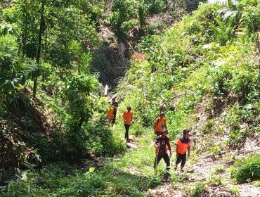 Sejumlah petugas dari BPBK Abdya sedang melakukan pencarian orang hilang di pegunungan Gampong Babah Lhung, Blangpidie beberapa waktu lalu. 
NARASITERKINI/DOK BPBK ABDYA