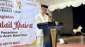 Wabup Abdya Zaman Akli membuka kegiatan perlombaan Dalail Khairat di halaman Masjid Agung Baitul Ghafur, Selasa, 14 April 2026, malam. 
NARASITERKINI|TAUFIK