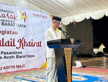 Wabup Abdya Zaman Akli membuka kegiatan perlombaan Dalail Khairat di halaman Masjid Agung Baitul Ghafur, Selasa, 14 April 2026, malam. 
NARASITERKINI|TAUFIK