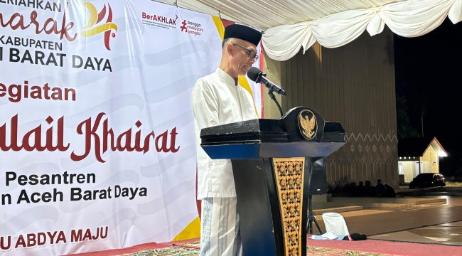 Wabup Abdya Zaman Akli membuka kegiatan perlombaan Dalail Khairat di halaman Masjid Agung Baitul Ghafur, Selasa, 14 April 2026, malam. 
NARASITERKINI|TAUFIK