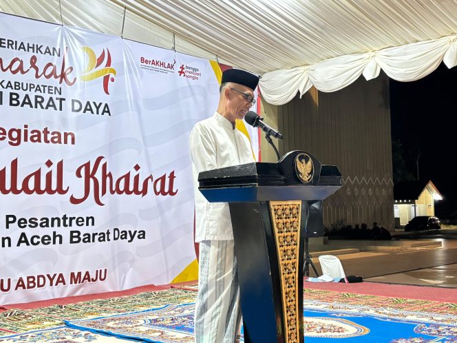 
					Wabup Abdya Zaman Akli membuka kegiatan perlombaan Dalail Khairat di halaman Masjid Agung Baitul Ghafur, Selasa, 14 April 2026, malam. 
NARASITERKINI|TAUFIK