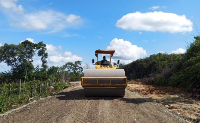 
					Foto dok PUPR Aceh Barat/ peningkatan ruas jalan Blang Mee-Seuradeuk, Kecamatan Woyla Timur Kamis (16/4/2026)