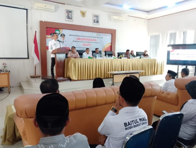 
					Wabup Abdya Zaman Akli memberikan sambutan pada kegiatan Pembukaan Musrenbang RKPD tahun 2027 di Aula Teungku Dikila, Rabu, 15 April 2026.
NARASITERKINI | TAUFIK