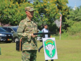 Wabup Abdya Zaman Akli saat memberikan sambutan pada Pembukaan TMMD ke-128 dilapangan bola kaki Gampong Gunong Cut, Tangan-Tangan, Rabu, 22 April 2026.