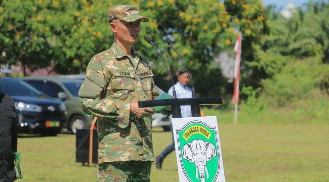 Wabup Abdya Zaman Akli saat memberikan sambutan pada Pembukaan TMMD ke-128 dilapangan bola kaki Gampong Gunong Cut, Tangan-Tangan, Rabu, 22 April 2026.