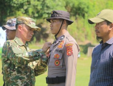 Wabup Abdya Zaman Akli saat pengecekan pasukan pada upacara Pembukaan TMMD ke-128, di lapangan bola kaki Gampong Gunong Cut, Rabu22 April 2026.